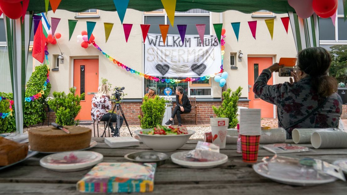 Na maanden in het ziekenhuis wordt deze coronapatient thuis feestelijk onthaald