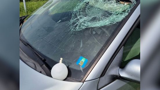 Waterballon maakt autoruit kapot: politie zoekt dader