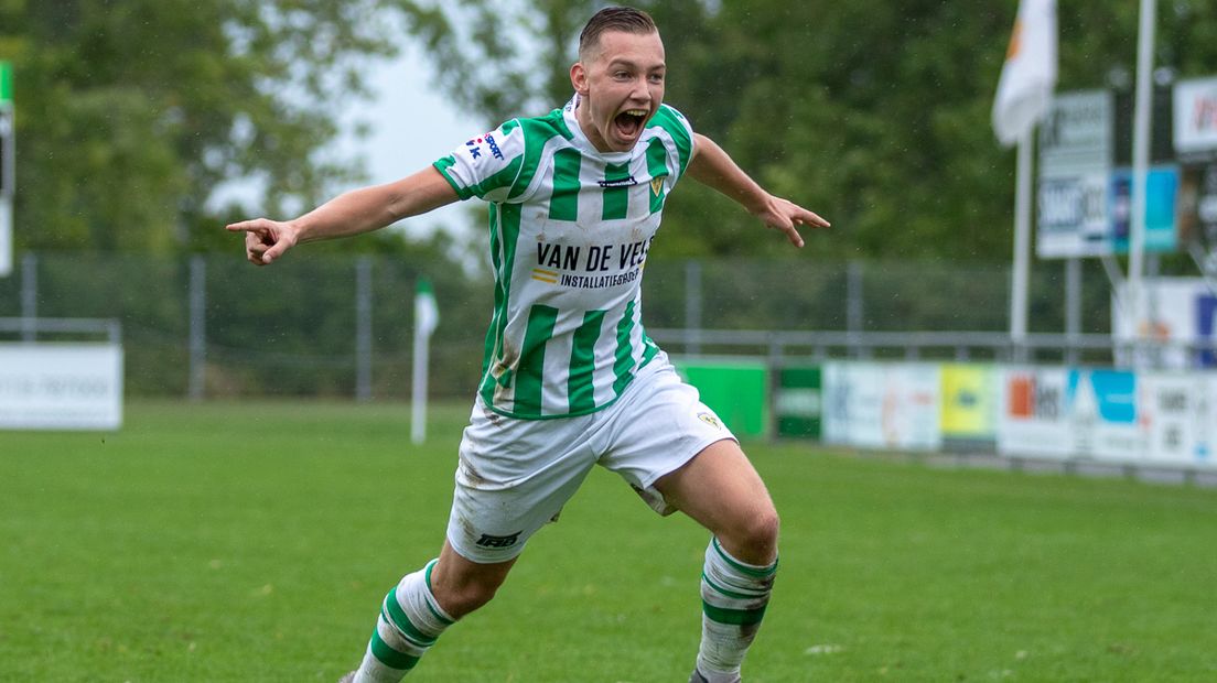 Luuk van Vossen juicht nadat hij de gelijkmaker heeft gescoord voor Kloetinge tegen Heinenoord