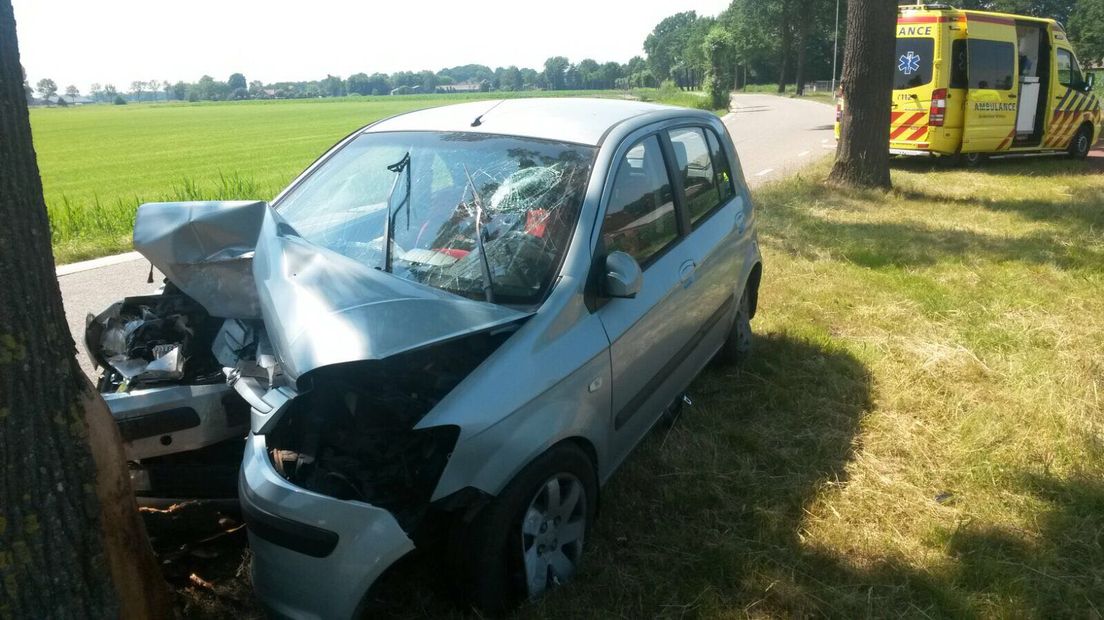 De auto raakte zwaar beschadigd. De bestuurder raakte gewond.