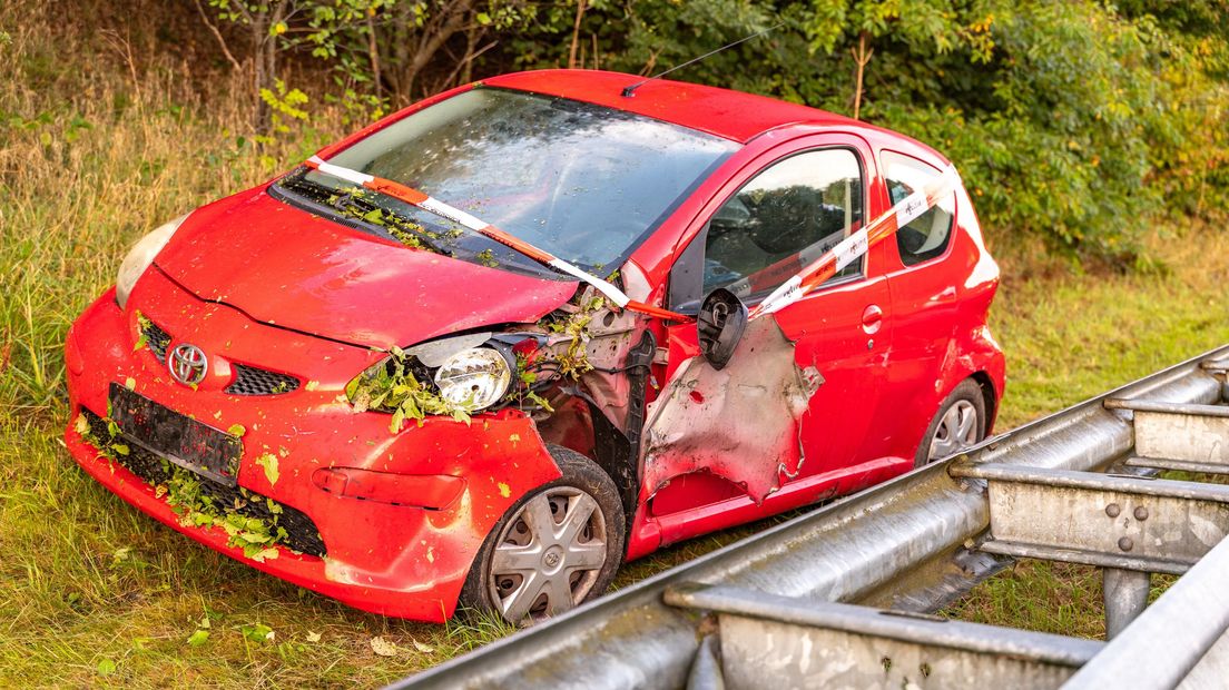 De auto stond achter de vangrail, maar de bestuurder is spoorloos.