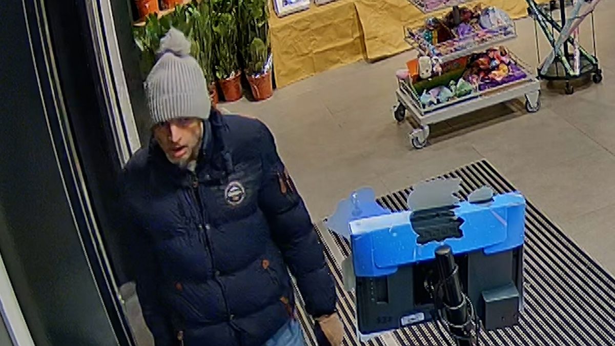 Grabbelen bij de servicebalie: man jat pakjes in Overdinkel