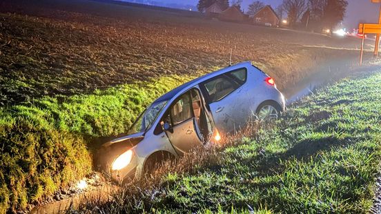 Bestuurder rijdt in de sloot