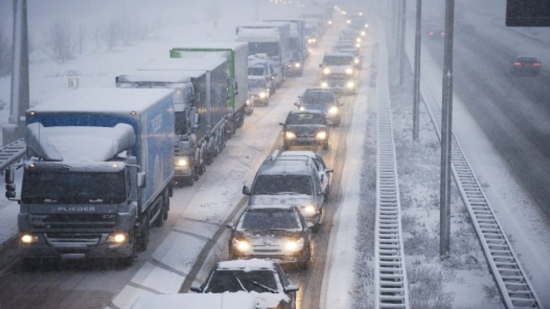 Lange file op A50 door vorstschade