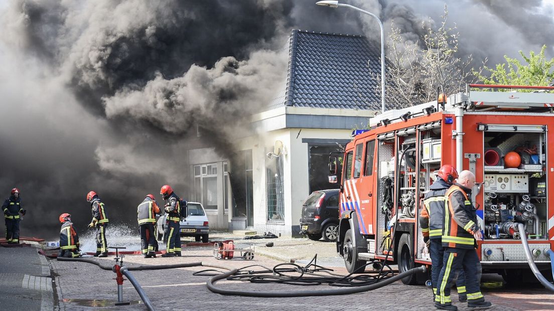 Uitslaande brand, een uur na de explosie