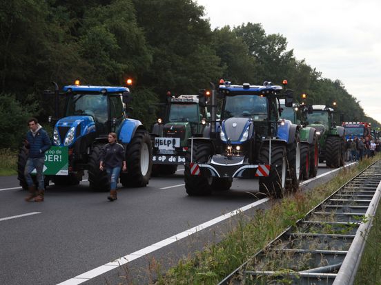 Politie dreigt met boetes voor boeren die op de snelweg rijden