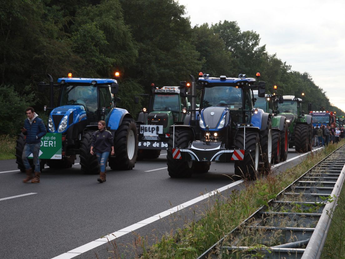 Politie dreigt met boetes voor boeren die op de snelweg rijden
