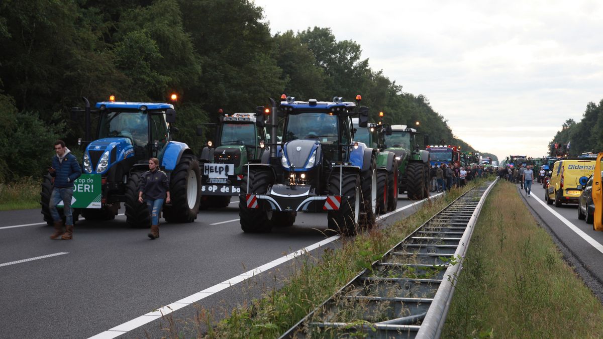 Politie dreigt met boetes voor boeren die op de snelweg rijden