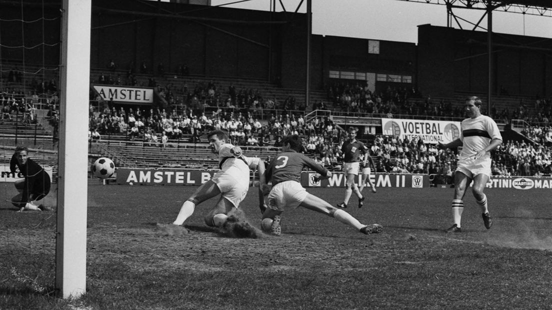 Flip Stapper (nr 3) in actie namens Heracles in de uitwedstrijd tegen DWS in 1966. Piet van den Berg scoort voor de thuisploeg.