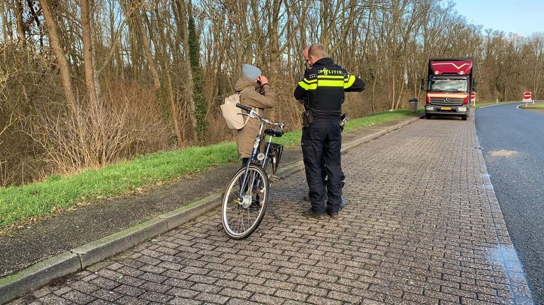 De fietsster in gesprek met de politie.