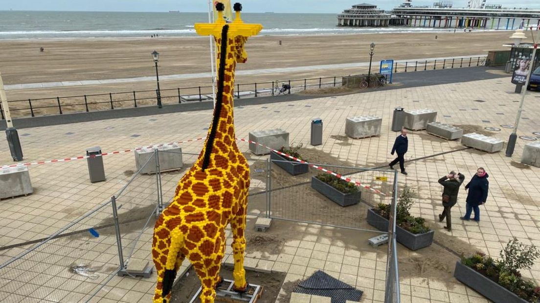 De giraffe op de boulevard van Scheveningen