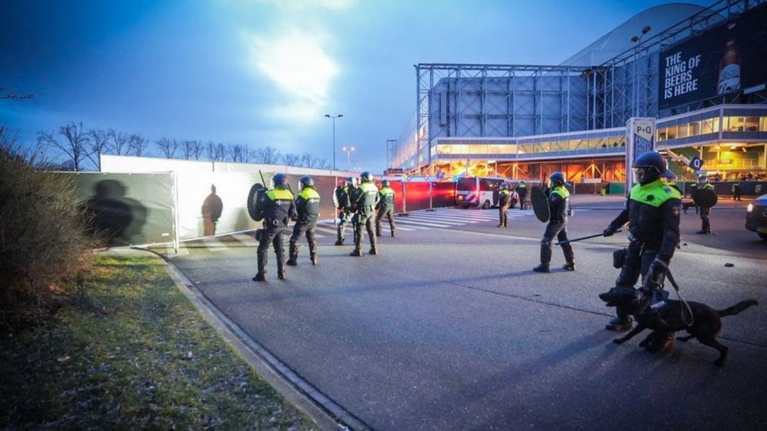 Politie treedt op na de wedstrijd Vitesse-Feyenoord