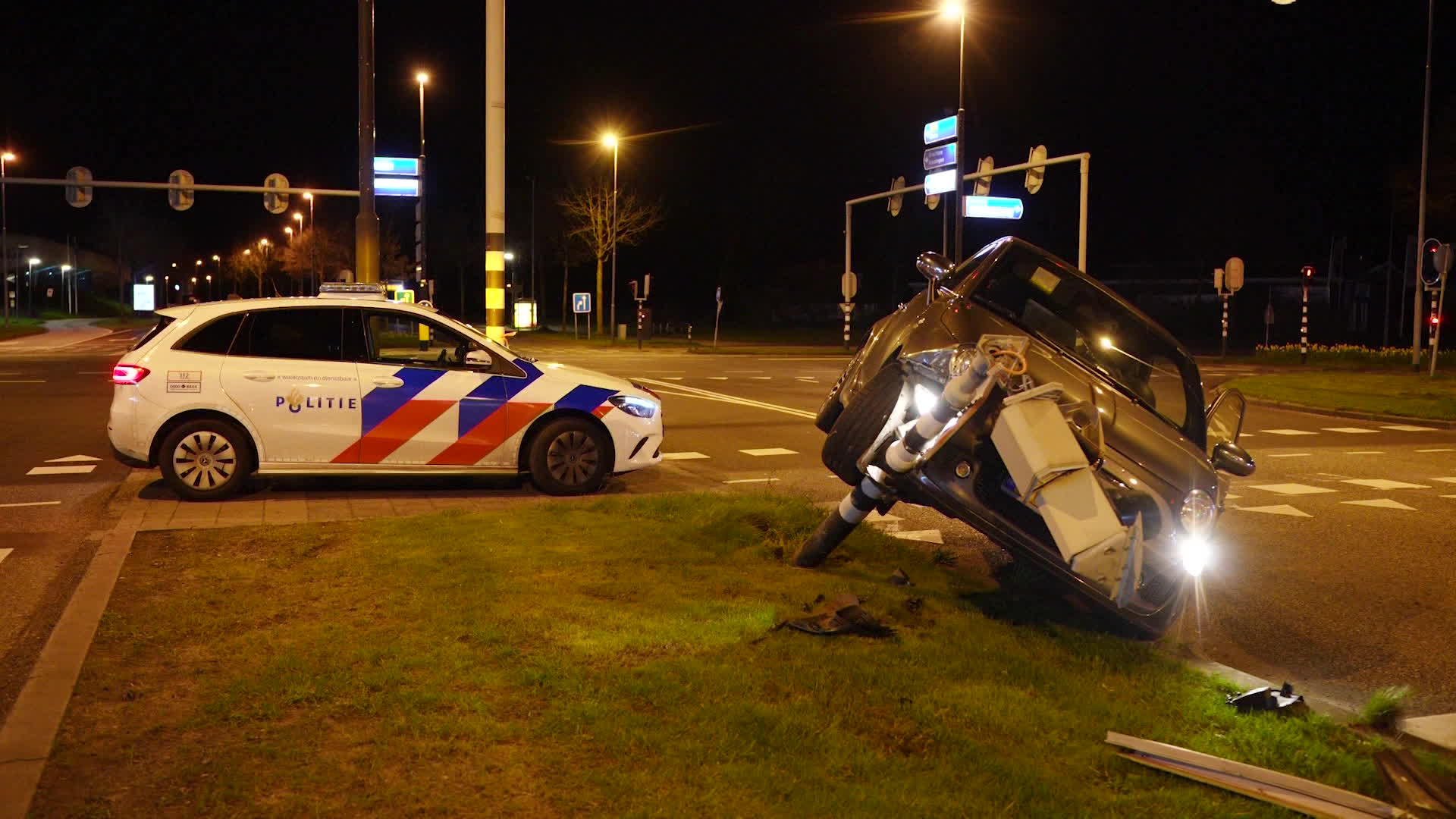 Auto Ramt Verkeerslicht In Emmen, Inzittenden Maken Dat Ze Wegkomen ...