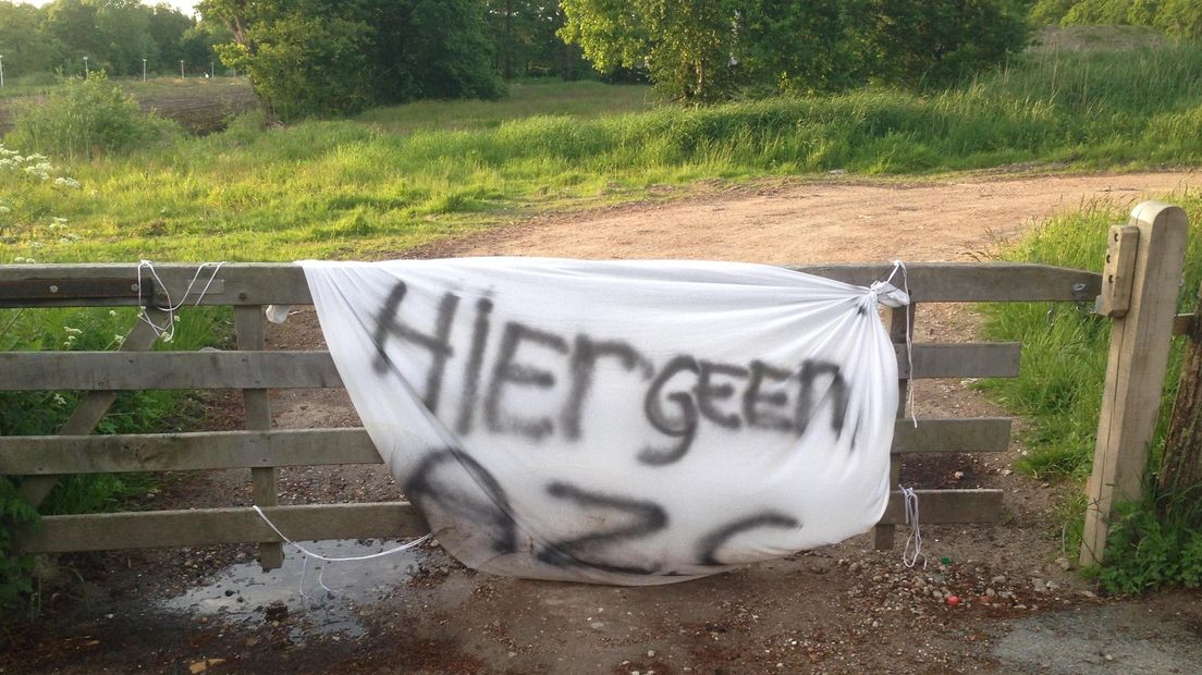 Protesten tegen AZC bij het Eschmarkerveld