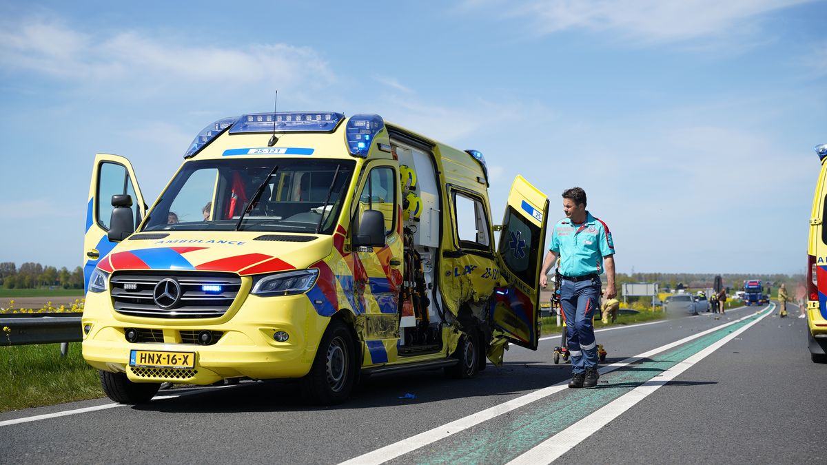 Ambulancepersoneel gewond bij aanrijding in Kampen, N50 afgesloten