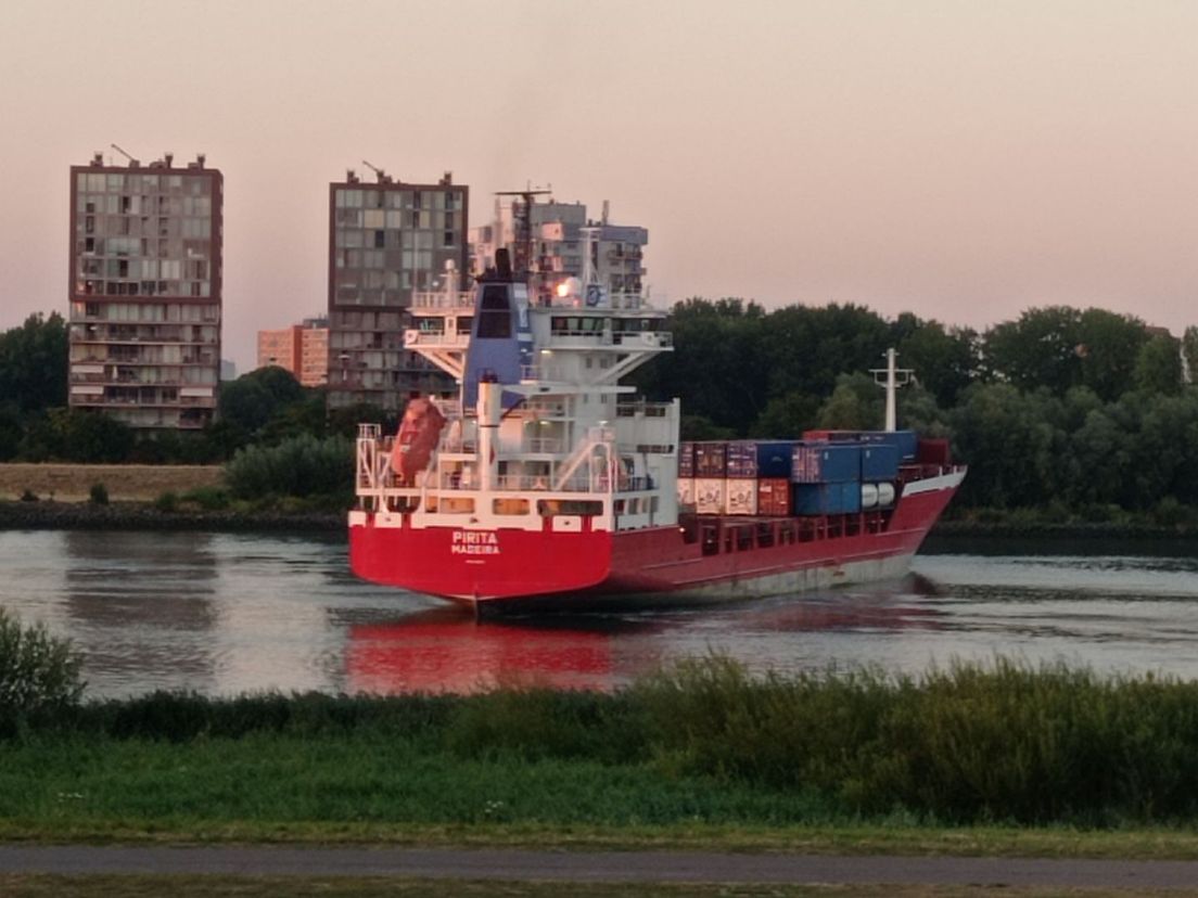 Het Portugese schip maakt een draai op de Oude Maas