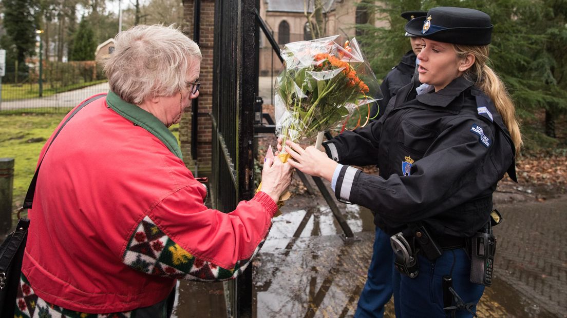 Els uit Hilversum kwam vanochtend vroeg oranje gerbera's brengen naar Drakensteyn.