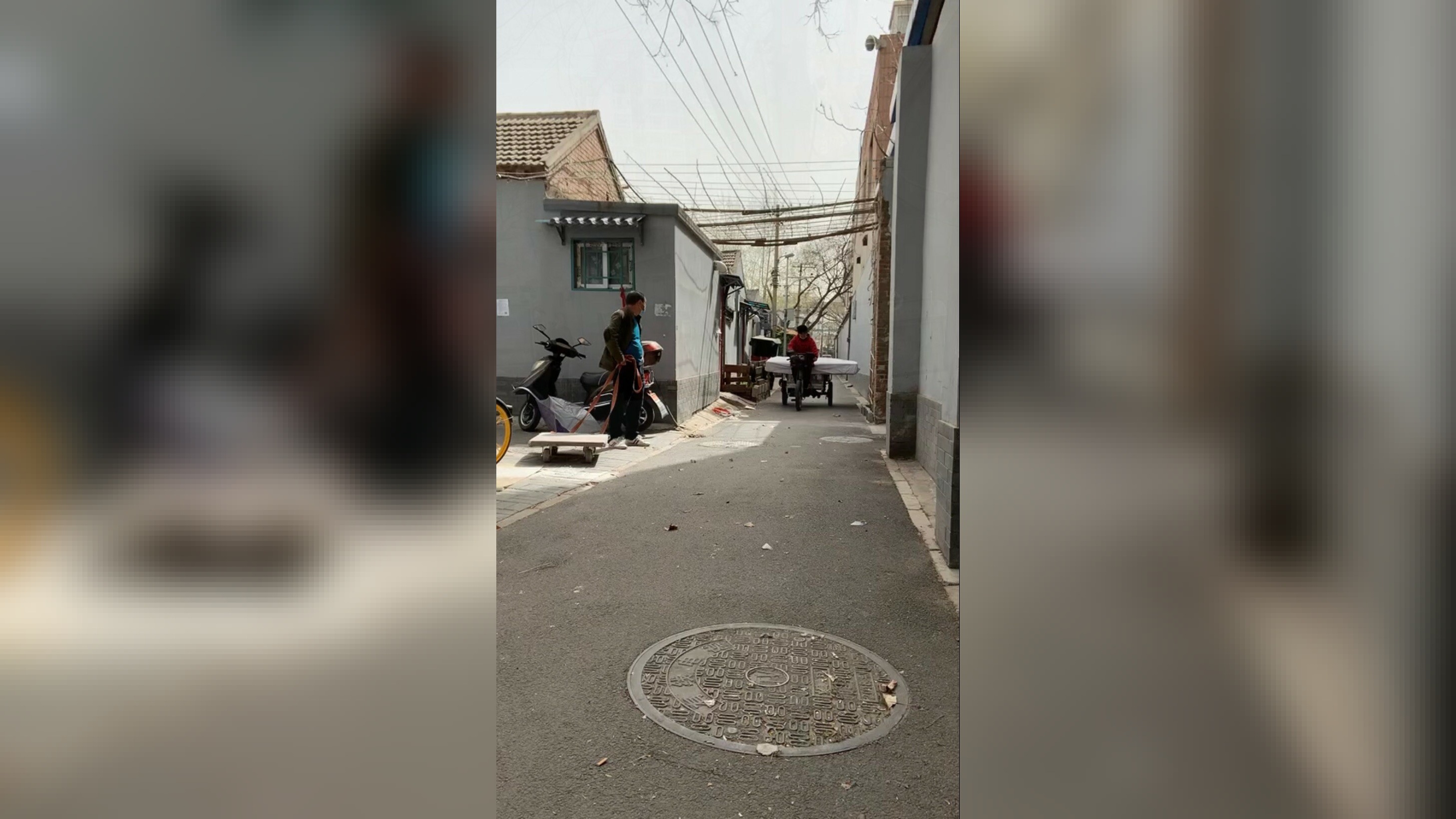 Krappe bedoening in Beijing: geen ruimte voor een auto, maar wel voor een matras