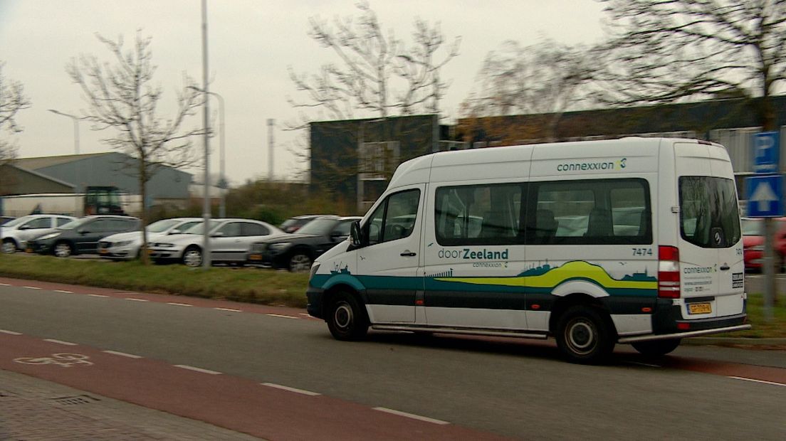 Busje bij station Kruiningen-Yerseke