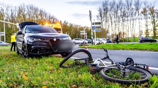 Fietser meters meegesleurd door auto