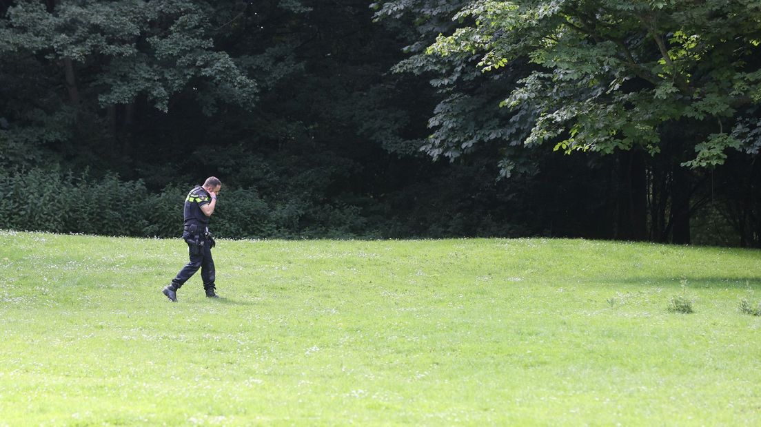 De politie op zoek naar aanwijzingen na de steekpartij