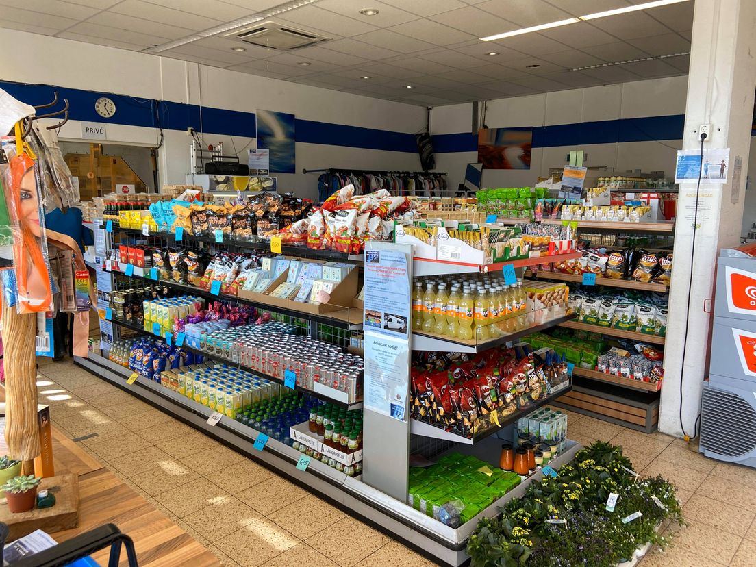 Vrijwel volle schappen bij Voedselcentrum Isaak & De Schittering in Rotterdam