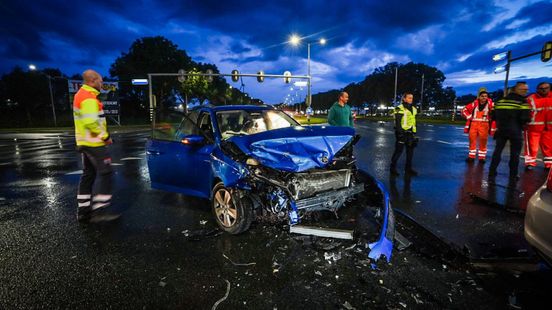 Passagier gewond na aanrijding tijdens hevige regenval