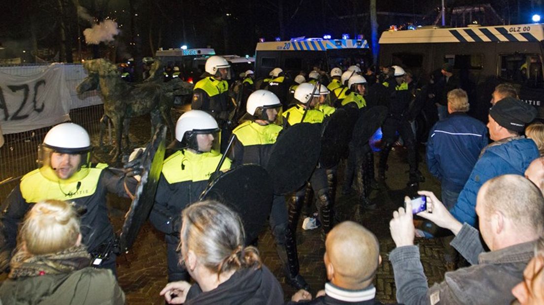 De politie heeft foto's van 16 verdachten online gezet die gezocht worden voor de rellen in Geldermalsen van 16 december.