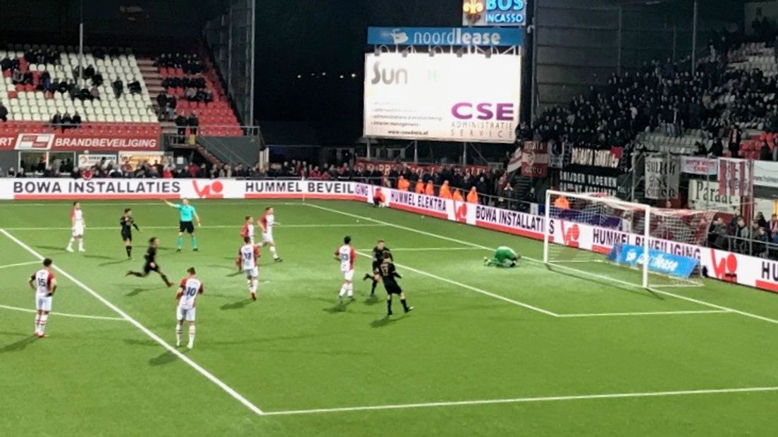 Duin scoort de 0-2 voor Jong AZ. FC Emmen is de koppositie in de periodestrijd kwijt