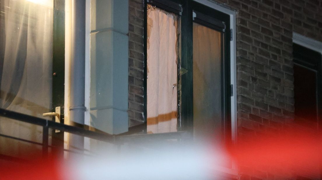 Bij de explosie sneuvelde de ruit van de woning