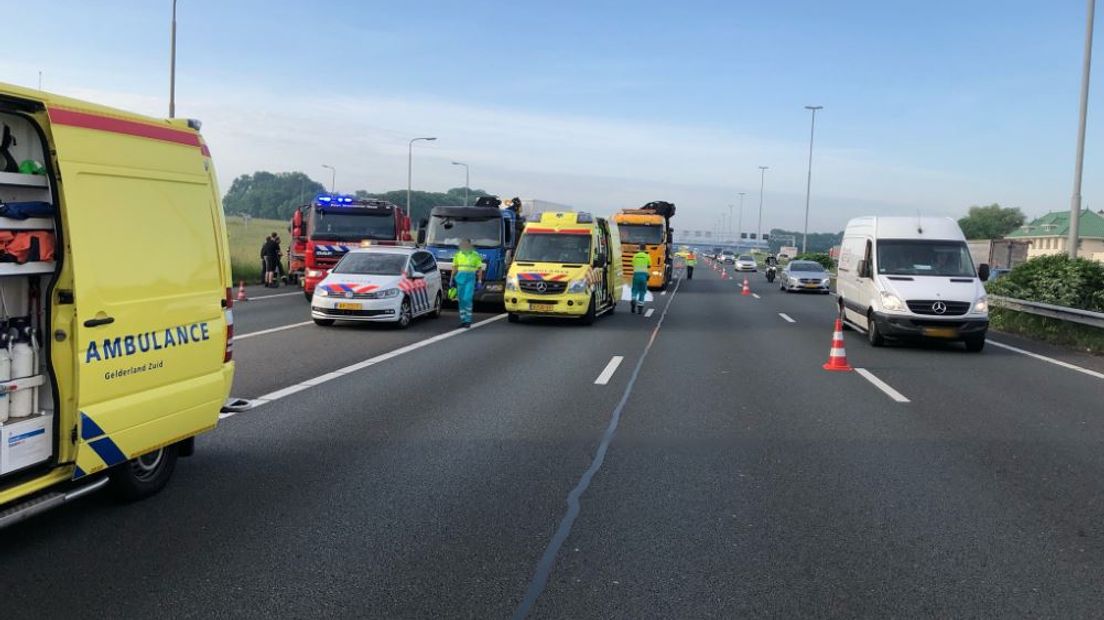 De A2 richting Utrecht was maandagochtend tussen Sint-Michielsgestel en Zaltbommel deels afgesloten door een ongeluk met twee vrachtwagens. Volgens de ANWB stond er op het hoogtepunt 13 kilometer file. Ook in de richting van Den Bosch stond het vast, door kijkers.