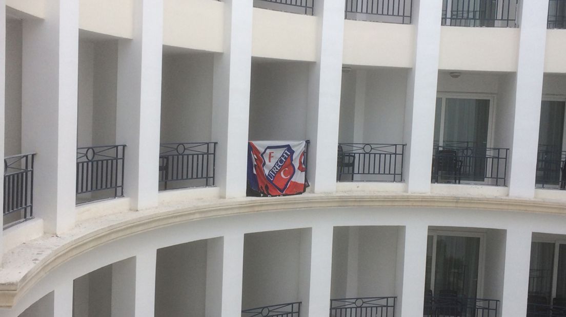 FC Utrecht-fans hebben een vlag aan het balkon van hun hotel gehangen.