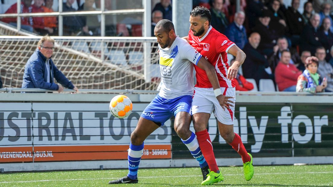 Kyle Doesburg houdt een speler van DOVO op afstand