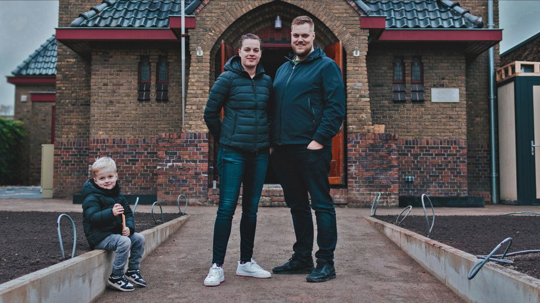 Jeroen en Marleen Brouwer met hun zoontje voor het nieuwe restaurant in Hoogkerk