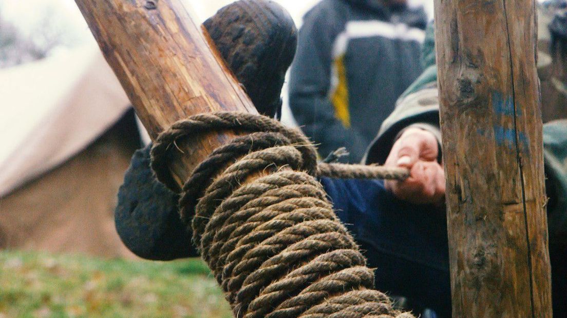 Scouts aan het bouwen (Rechten: archief RTV Drenthe)