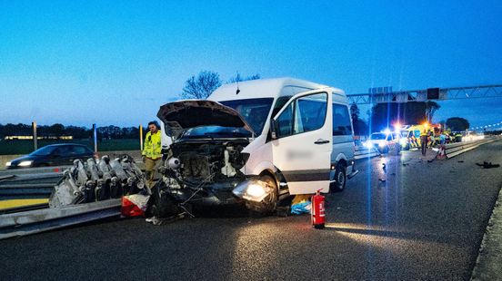 Taxibusje knalt op vangrail, meerdere gewonden