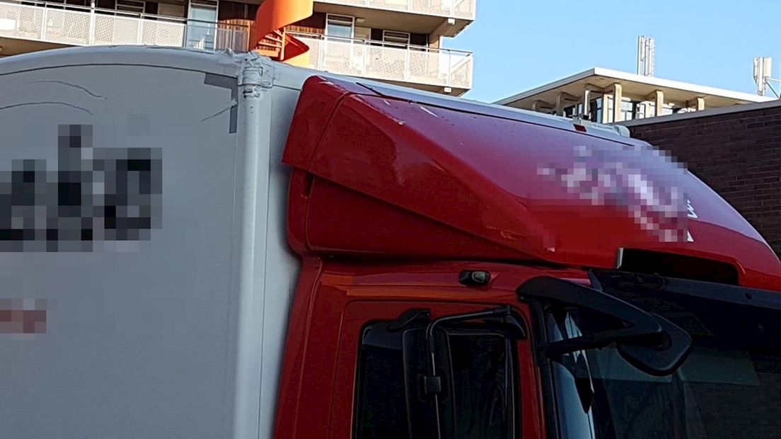 Vrachtwagen rijdt glazen overkapping kapot in Hengelo