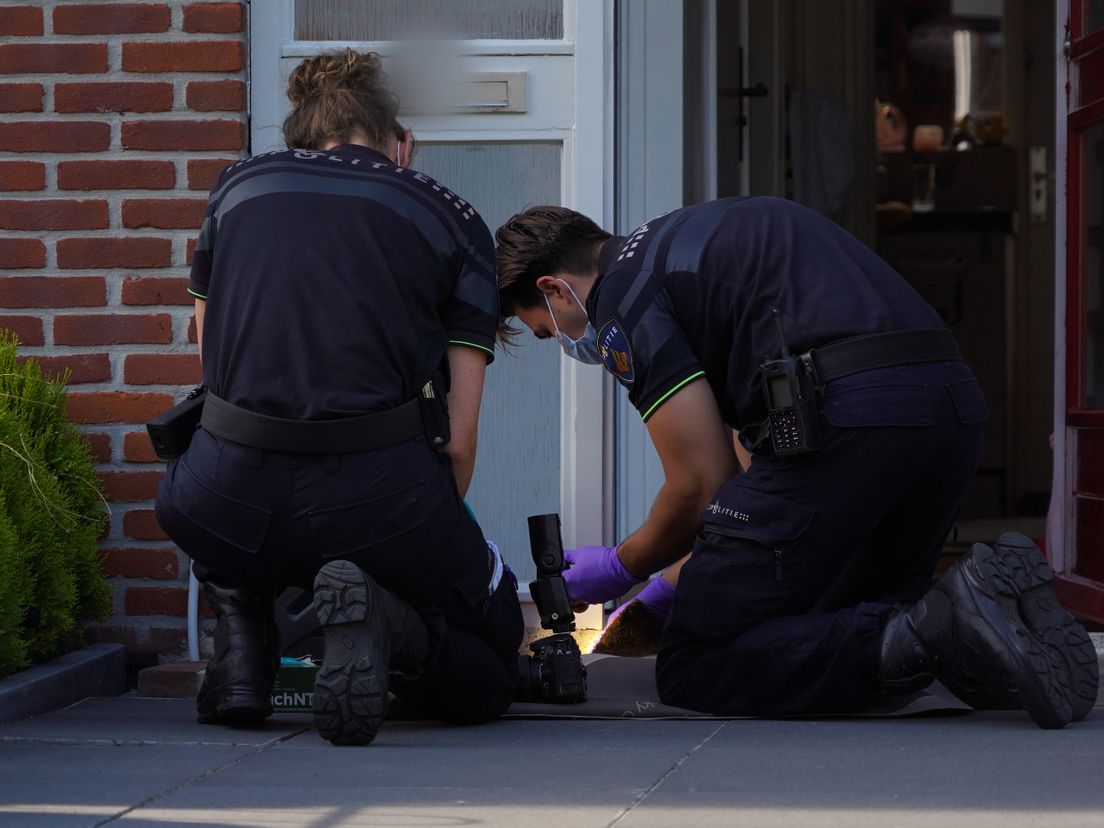 Politieonderzoek bij de woning na de overval.