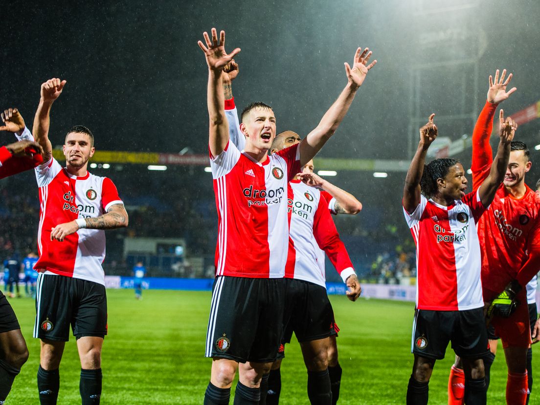 Feyenoord viert de overwinning met de meegereisde supporters.