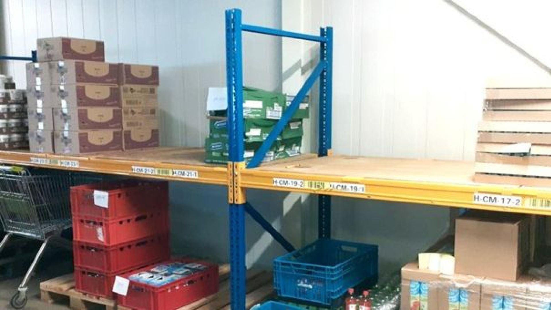 Lege schappen bij Voedselbank Oost-Achterhoek, een tekort aan houdbare producten.