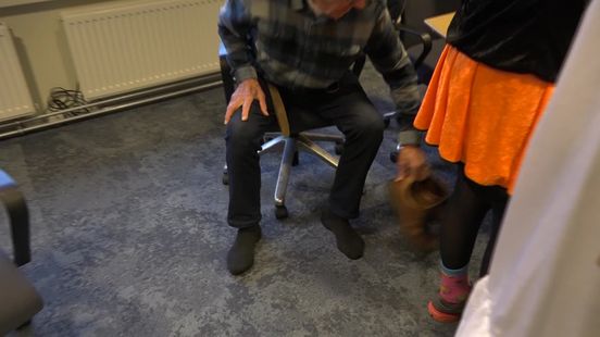 Hulpsint Jan Wolf (84) hangt na 66 jaar zijn mijter aan de wilgen