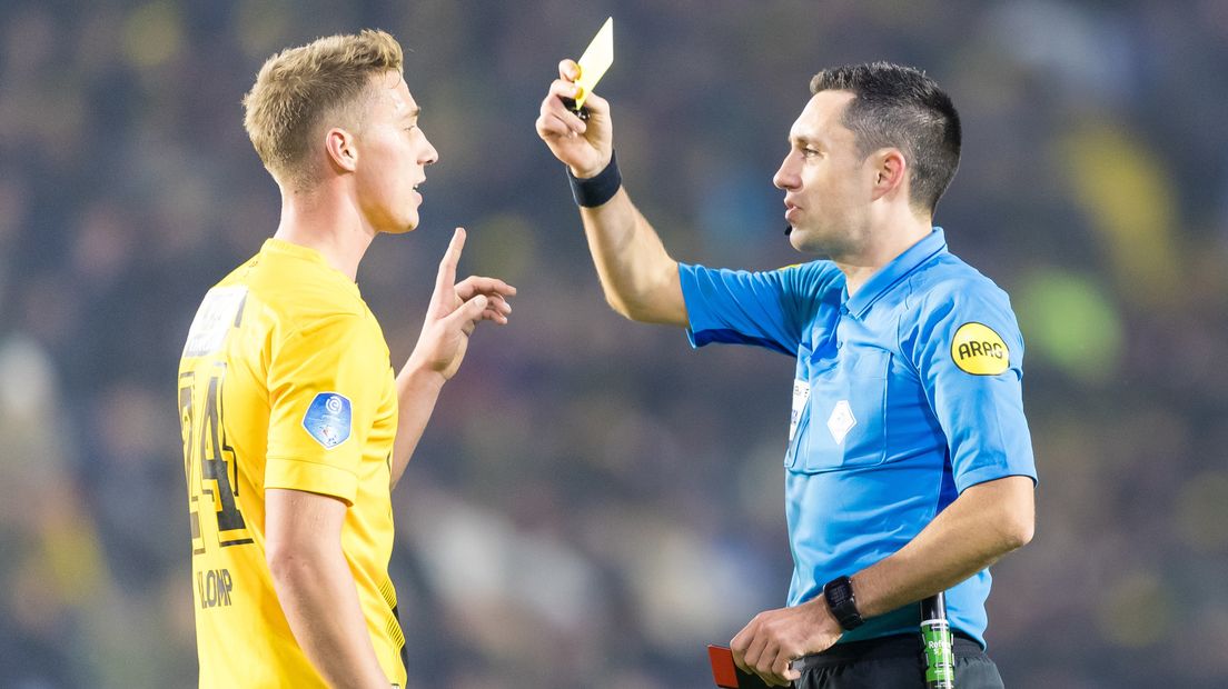 Daan Klomp krijgt een gele kaart van arbiter Higler