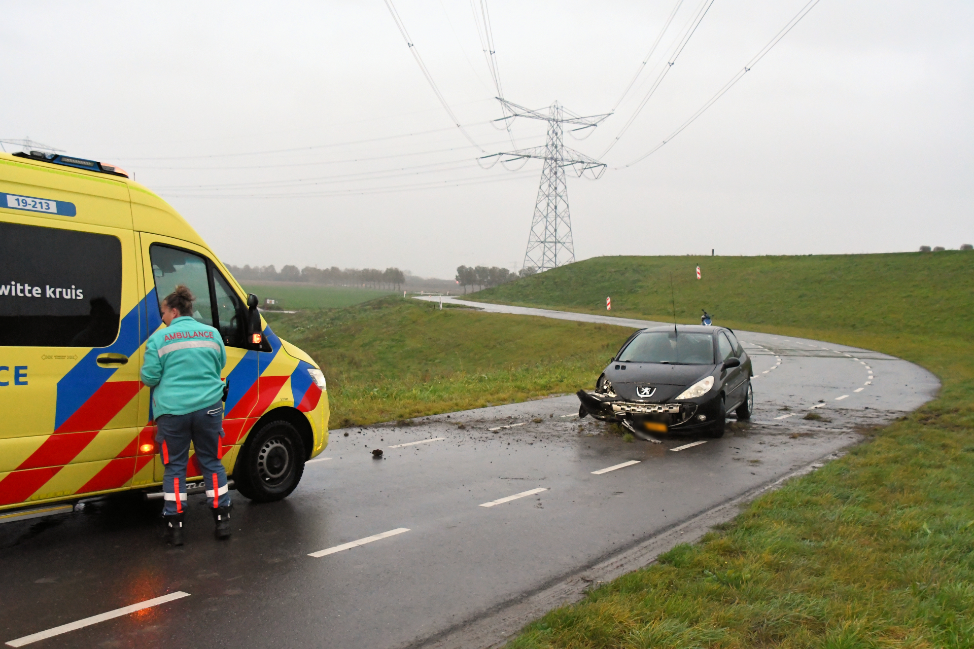 Auto rijdt dijk af bij Kapelle; persoon naar het ziekenhuis