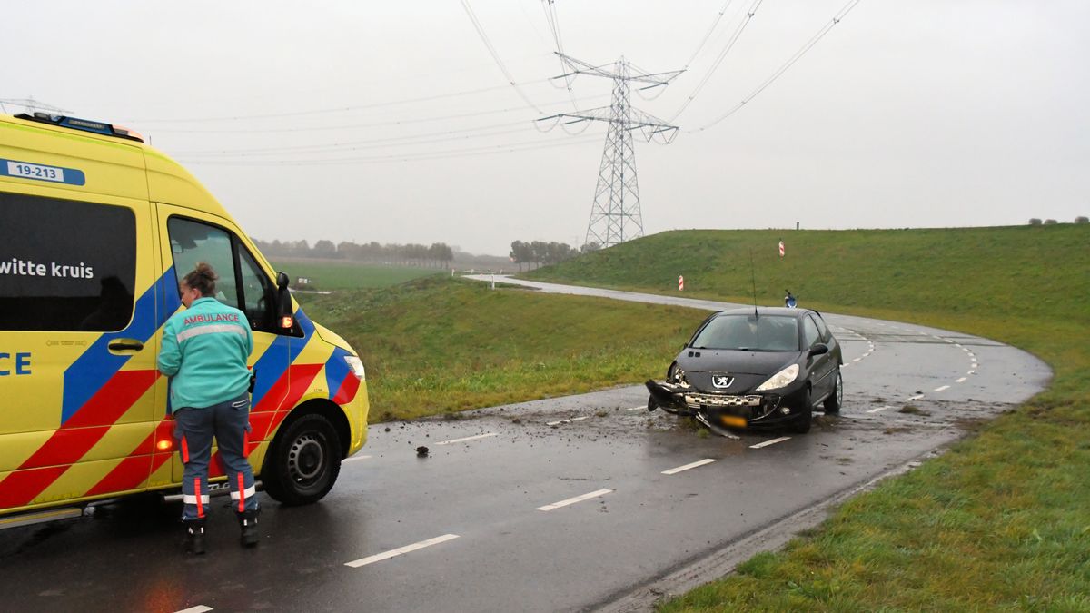 Auto rijdt dijk af bij Kapelle; persoon naar het ziekenhuis