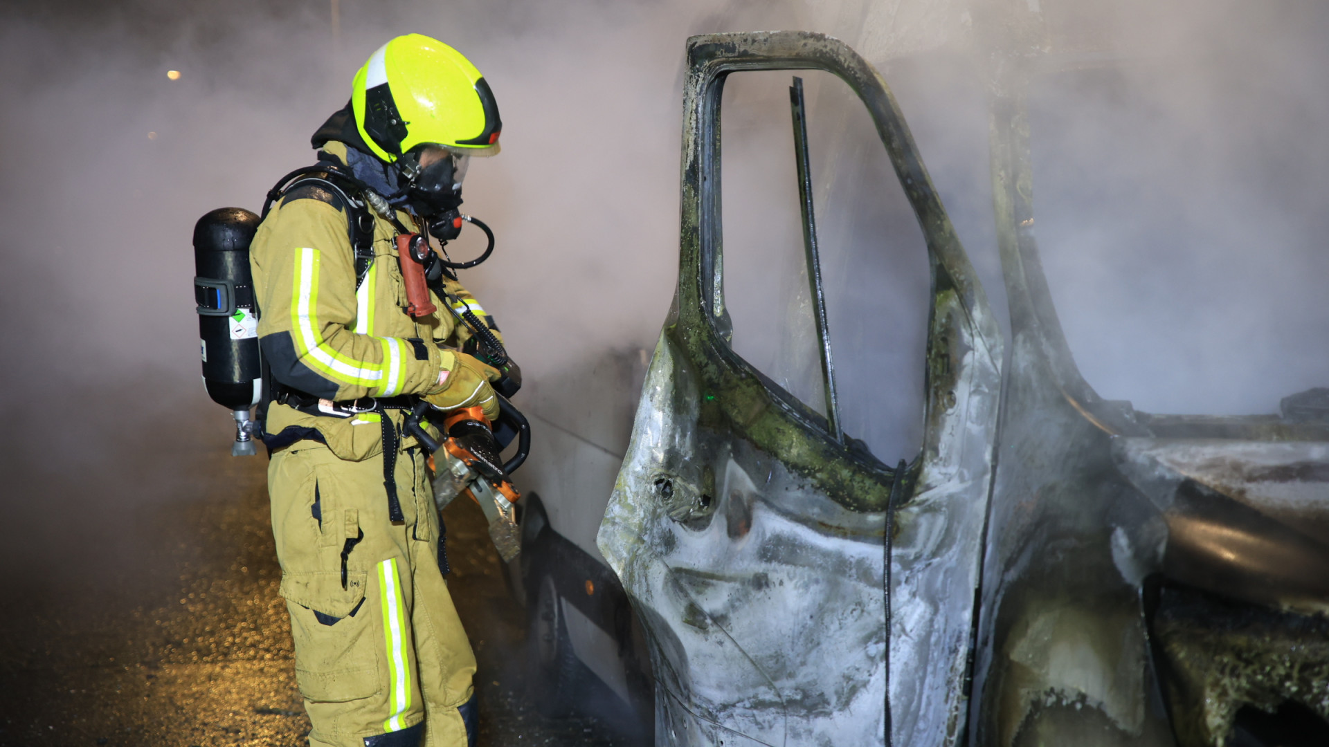 Werkbus aan Vulcanusweg vat twee keer vlam, oorzaak nog onbekend