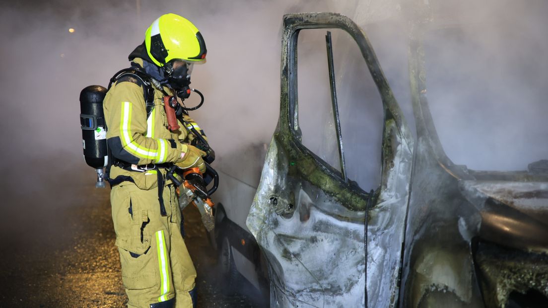 Werkbus aan Vulcanusweg vat twee keer vlam, oorzaak nog onbekend