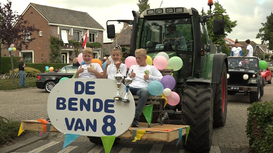 Groep 8-leerlingen in sportwagens en trekkers door Dreumel.