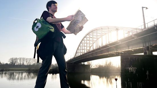 Joeri loopt iedere straat van Arnhem: 'Ik wil alle kinderen van speelgoed voorzien’