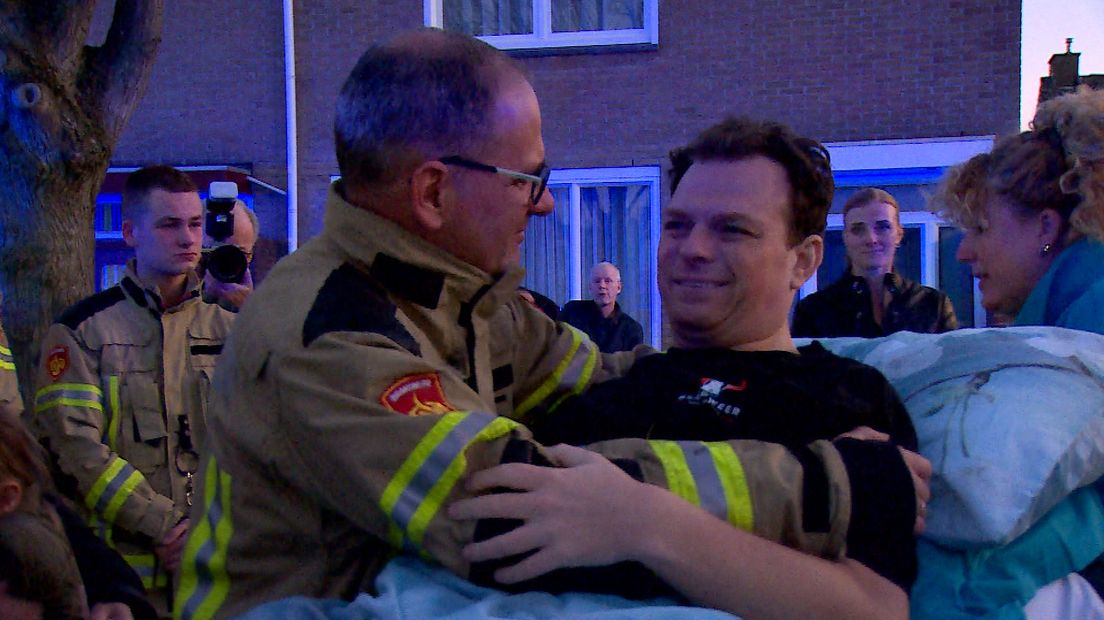 Dennis Kooger (rechts) bedankt zijn collega Mark de Feijter