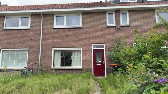 Vrouw met schimmel in huis moet de deur open doen Home